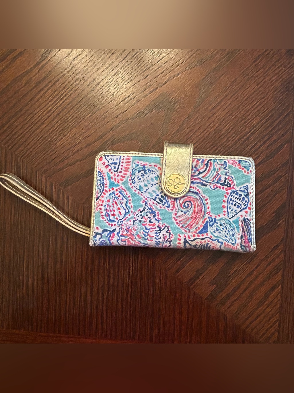 Lilly Pulitzer Wallet With Phone Pocket In A Seashell Print